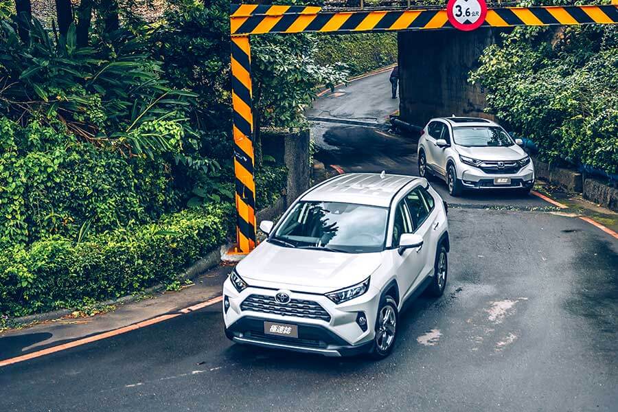 RAV4一直以來都是平價SUV的代名詞，不過CR-V同樣不是省油的燈。