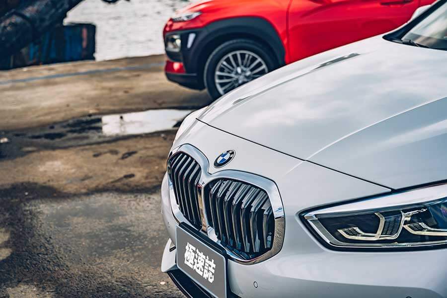 換上獨立懸吊的Ford Focus ST-Line Lommel，加上褪去M Performence光環的BMW 118i，以及少了鋼鐵人裝掩護的Hyundai Kona，一場只限定小排量引擎車款參加的激鬥正式火熱開打！