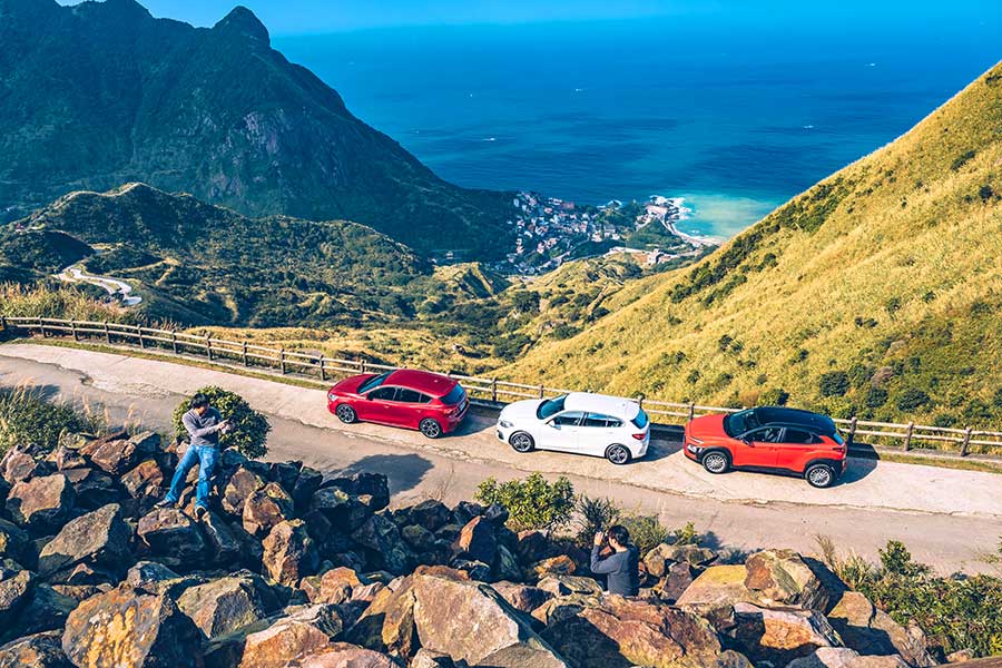 換上獨立懸吊的Ford Focus ST-Line Lommel，加上褪去M Performence光環的BMW 118i，以及少了鋼鐵人裝掩護的Hyundai Kona，一場只限定小排量引擎車款參加的激鬥正式火熱開打！