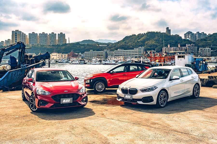 換上獨立懸吊的Ford Focus ST-Line Lommel，加上褪去M Performence光環的BMW 118i，以及少了鋼鐵人裝掩護的Hyundai Kona，一場只限定小排量引擎車款參加的激鬥正式火熱開打！