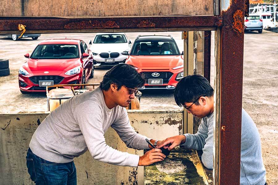 換上獨立懸吊的Ford Focus ST-Line Lommel，加上褪去M Performence光環的BMW 118i，以及少了鋼鐵人裝掩護的Hyundai Kona，一場只限定小排量引擎車款參加的激鬥正式火熱開打！