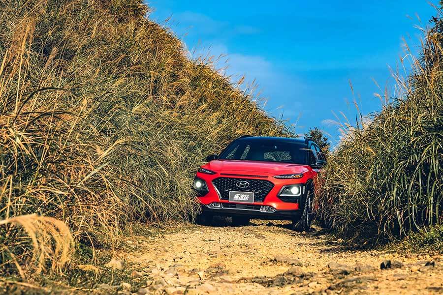 換上獨立懸吊的Ford Focus ST-Line Lommel，加上褪去M Performence光環的BMW 118i，以及少了鋼鐵人裝掩護的Hyundai Kona，一場只限定小排量引擎車款參加的激鬥正式火熱開打！