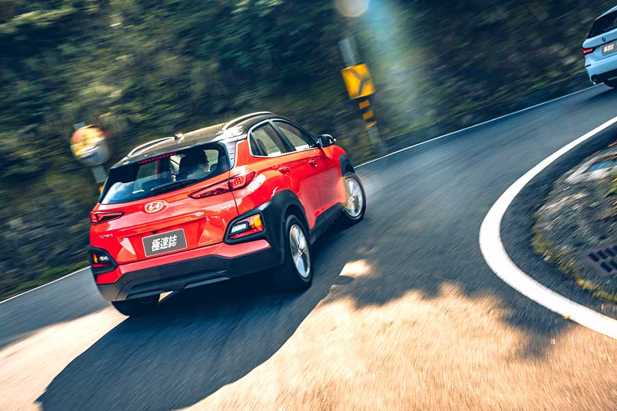 換上獨立懸吊的Ford Focus ST-Line Lommel，加上褪去M Performence光環的BMW 118i，以及少了鋼鐵人裝掩護的Hyundai Kona，一場只限定小排量引擎車款參加的激鬥正式火熱開打！