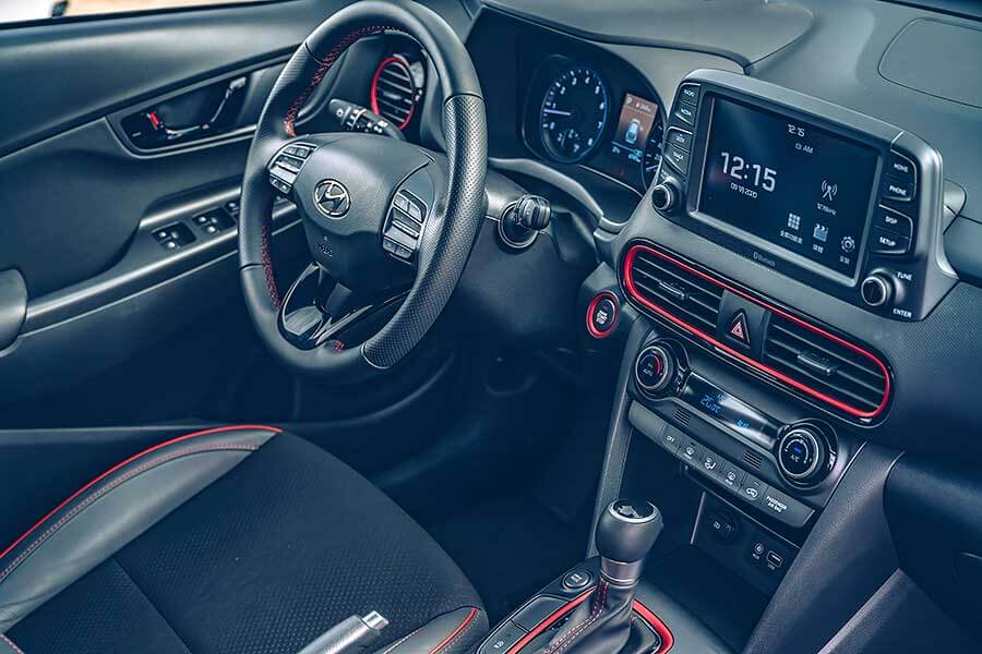 換上獨立懸吊的Ford Focus ST-Line Lommel，加上褪去M Performence光環的BMW 118i，以及少了鋼鐵人裝掩護的Hyundai Kona，一場只限定小排量引擎車款參加的激鬥正式火熱開打！