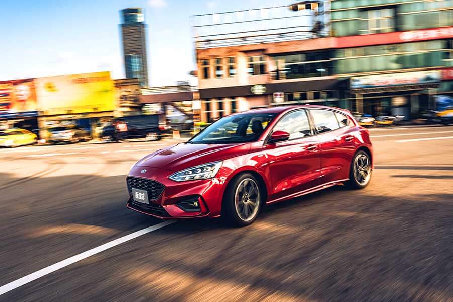 換上獨立懸吊的Ford Focus ST-Line Lommel，加上褪去M Performence光環的BMW 118i，以及少了鋼鐵人裝掩護的Hyundai Kona，一場只限定小排量引擎車款參加的激鬥正式火熱開打！
