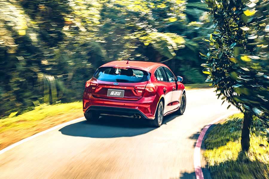 換上獨立懸吊的Ford Focus ST-Line Lommel，加上褪去M Performence光環的BMW 118i，以及少了鋼鐵人裝掩護的Hyundai Kona，一場只限定小排量引擎車款參加的激鬥正式火熱開打！