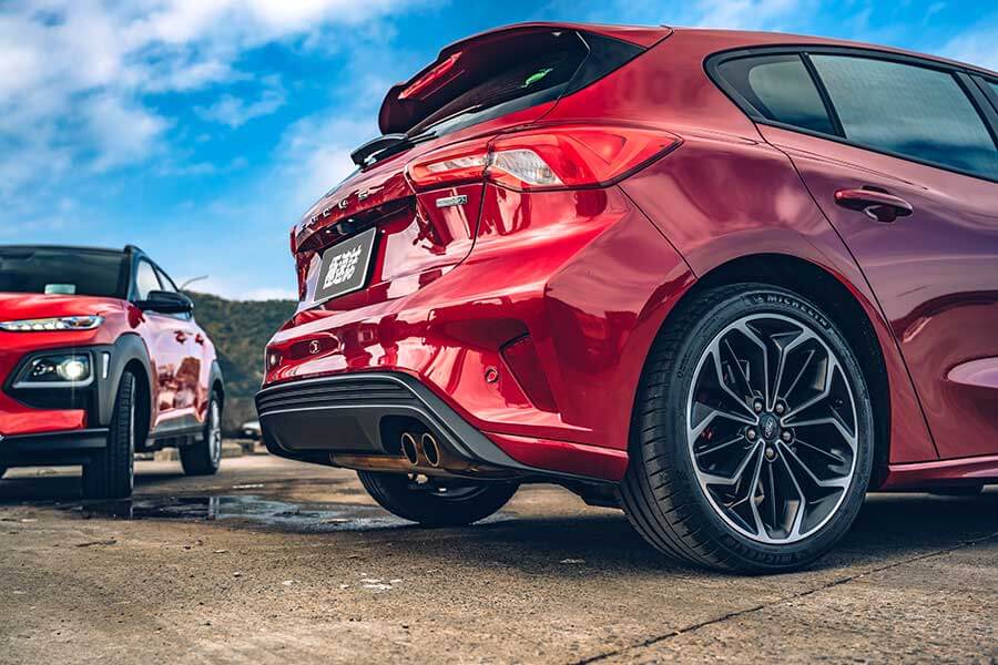 換上獨立懸吊的Ford Focus ST-Line Lommel，加上褪去M Performence光環的BMW 118i，以及少了鋼鐵人裝掩護的Hyundai Kona，一場只限定小排量引擎車款參加的激鬥正式火熱開打！