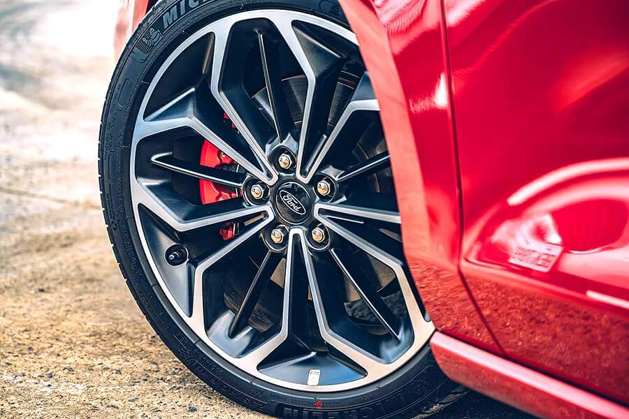 換上獨立懸吊的Ford Focus ST-Line Lommel，加上褪去M Performence光環的BMW 118i，以及少了鋼鐵人裝掩護的Hyundai Kona，一場只限定小排量引擎車款參加的激鬥正式火熱開打！