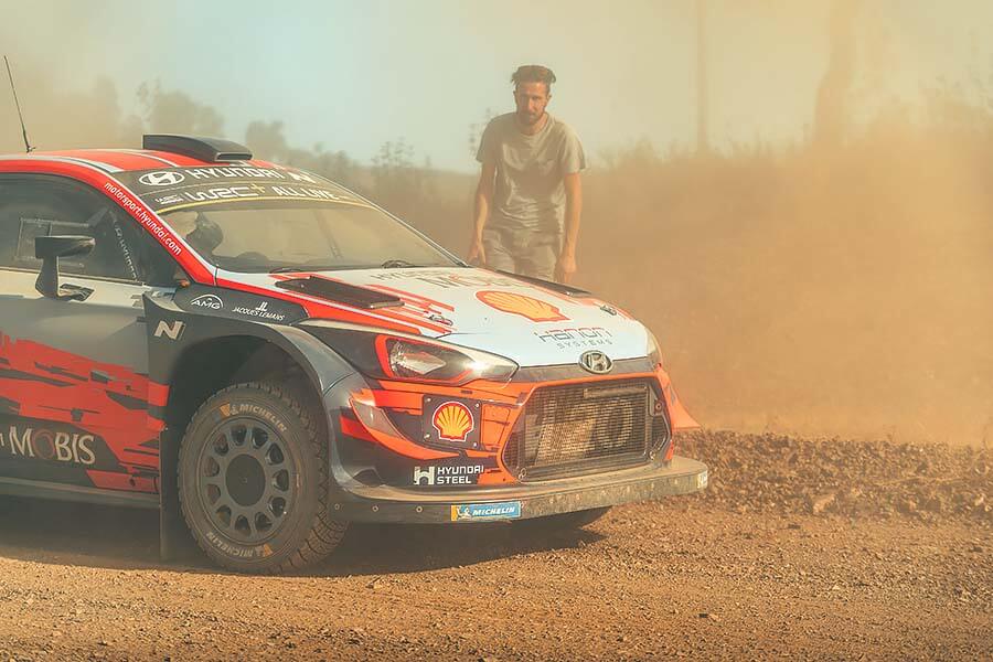 TG 24 Hours Hyundai i20 WRC vs. Ford Ranger Raptor