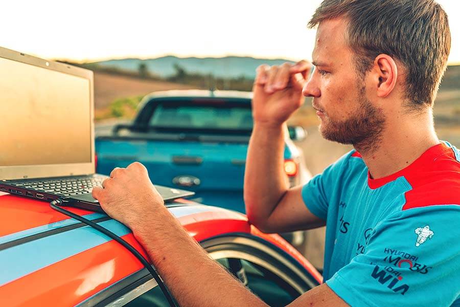 TG 24 Hours Hyundai i20 WRC vs. Ford Ranger Raptor