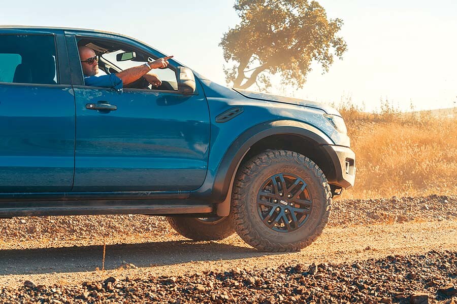 TG 24 Hours Hyundai i20 WRC vs. Ford Ranger Raptor