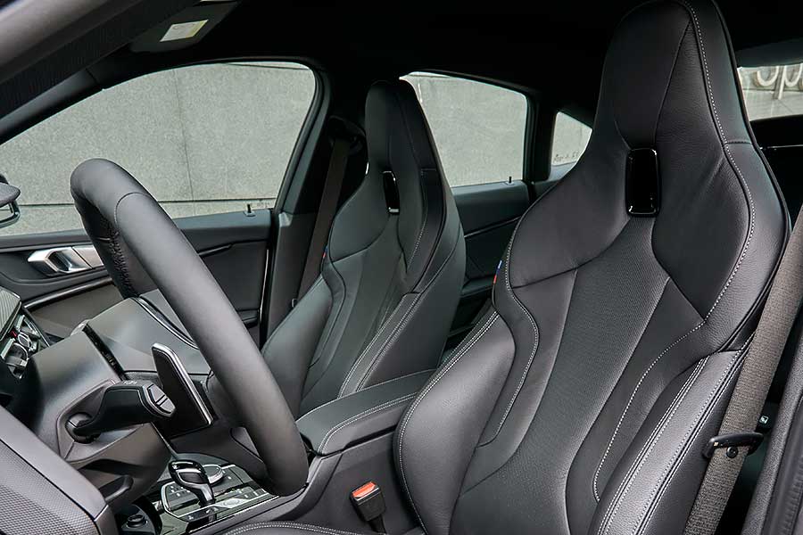 看BMW M235i xDrive Gran Coupe那深邃雙眸與曼妙身材，加上開朗又直爽的性格及豐富內涵，少有人不會一眼就愛上它。