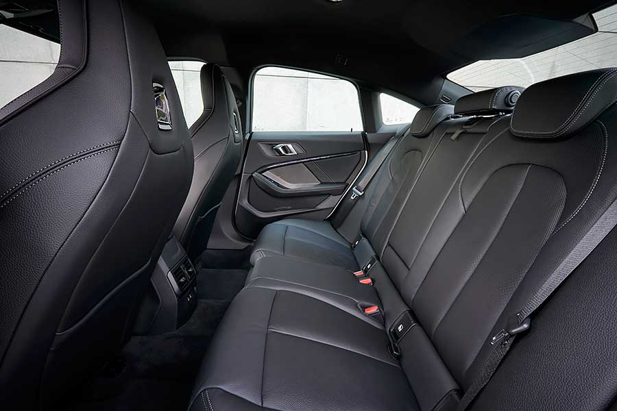 看BMW M235i xDrive Gran Coupe那深邃雙眸與曼妙身材，加上開朗又直爽的性格及豐富內涵，少有人不會一眼就愛上它。