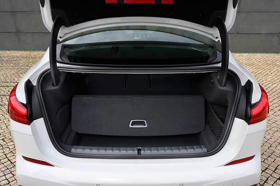 看BMW M235i xDrive Gran Coupe那深邃雙眸與曼妙身材，加上開朗又直爽的性格及豐富內涵，少有人不會一眼就愛上它。