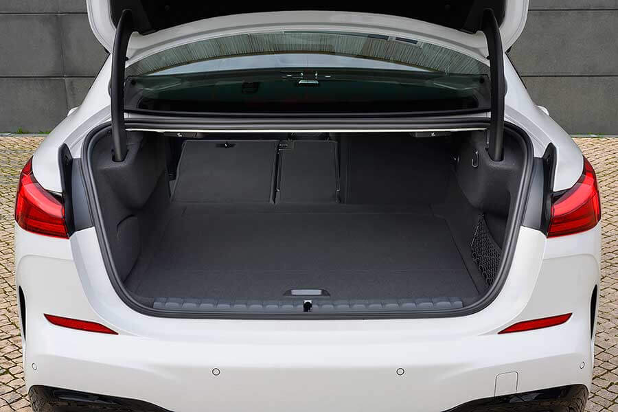 看BMW M235i xDrive Gran Coupe那深邃雙眸與曼妙身材，加上開朗又直爽的性格及豐富內涵，少有人不會一眼就愛上它。