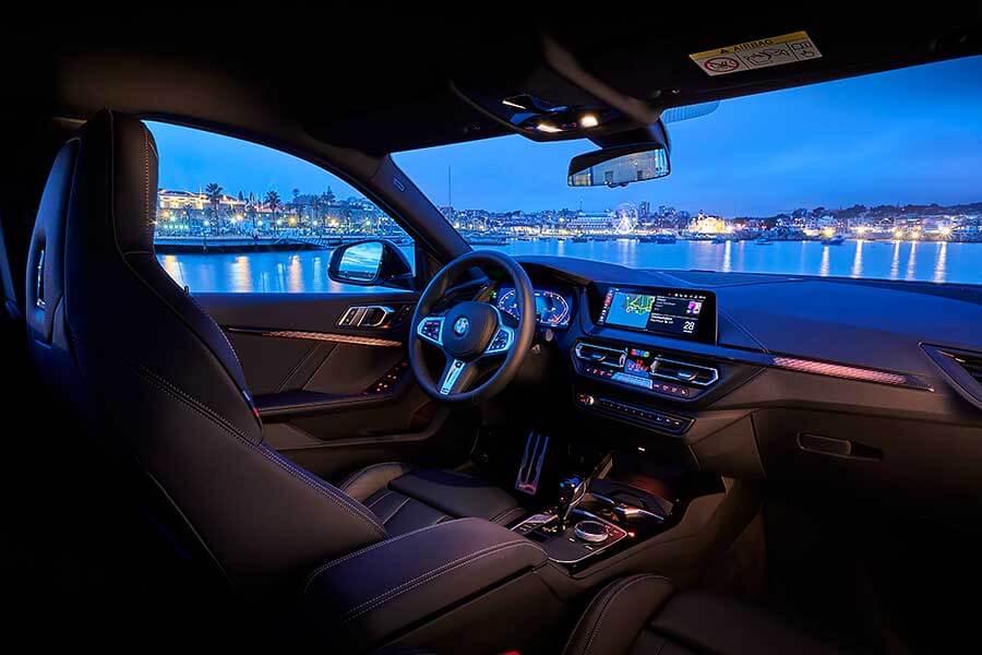 看BMW M235i xDrive Gran Coupe那深邃雙眸與曼妙身材，加上開朗又直爽的性格及豐富內涵，少有人不會一眼就愛上它。