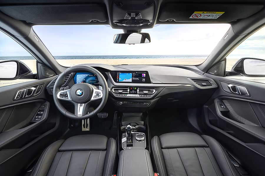 看BMW M235i xDrive Gran Coupe那深邃雙眸與曼妙身材，加上開朗又直爽的性格及豐富內涵，少有人不會一眼就愛上它。