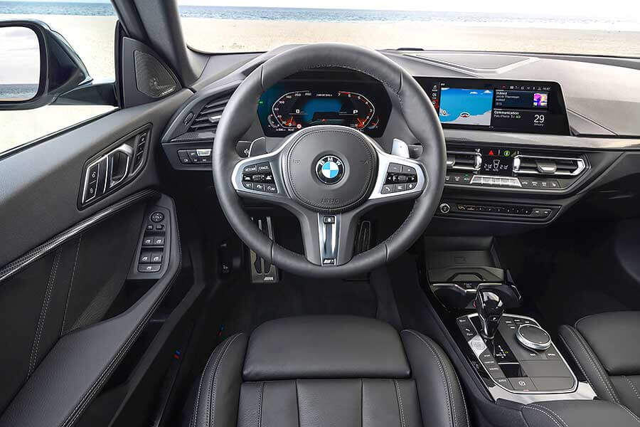 看BMW M235i xDrive Gran Coupe那深邃雙眸與曼妙身材，加上開朗又直爽的性格及豐富內涵，少有人不會一眼就愛上它。