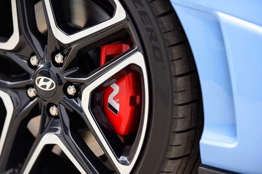 VelosterN-5 換上全新濕式8速雙離合器自手排變速箱,韓國前驅鋼砲Hyundai Veloster N不僅增加了7%扭力,同時也變得更有樂趣。