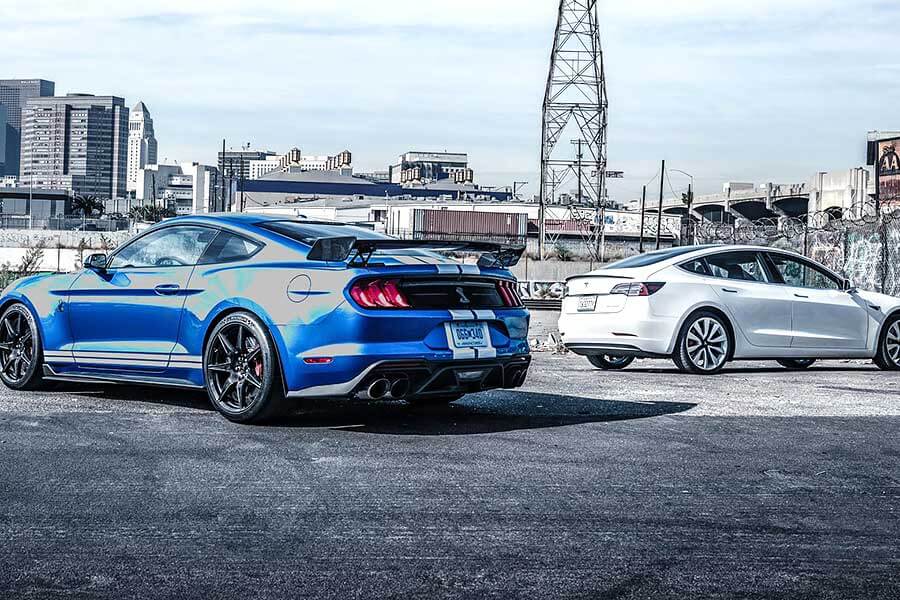 Ford Mustang Shelby GT500和Tesla Model 3兩股相反力量原來可以和諧並存。就讓我們中止流派之爭吧，同時喜歡習文弄武也很好嘛。