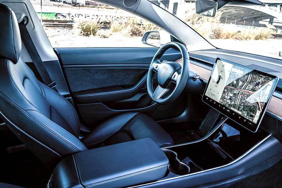 Ford Mustang Shelby GT500和Tesla Model 3兩股相反力量原來可以和諧並存。就讓我們中止流派之爭吧，同時喜歡習文弄武也很好嘛。