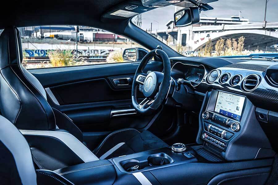 Ford Mustang Shelby GT500和Tesla Model 3兩股相反力量原來可以和諧並存。就讓我們中止流派之爭吧，同時喜歡習文弄武也很好嘛。