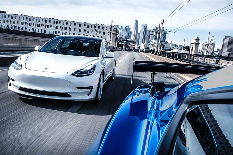 Ford Mustang Shelby GT500和Tesla Model 3兩股相反力量原來可以和諧並存。就讓我們中止流派之爭吧，同時喜歡習文弄武也很好嘛。