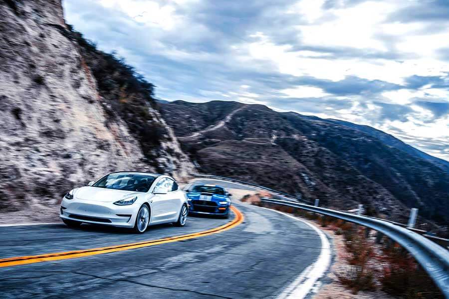 Ford Mustang Shelby GT500和Tesla Model 3兩股相反力量原來可以和諧並存。就讓我們中止流派之爭吧，同時喜歡習文弄武也很好嘛。