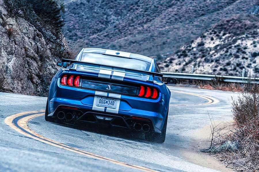 Ford Mustang Shelby GT500和Tesla Model 3兩股相反力量原來可以和諧並存。就讓我們中止流派之爭吧，同時喜歡習文弄武也很好嘛。