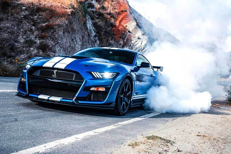 Ford Mustang Shelby GT500和Tesla Model 3兩股相反力量原來可以和諧並存。就讓我們中止流派之爭吧，同時喜歡習文弄武也很好嘛。