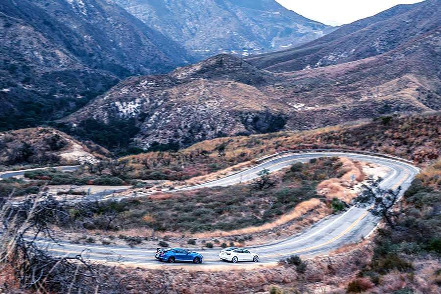 Ford Mustang Shelby GT500和Tesla Model 3兩股相反力量原來可以和諧並存。就讓我們中止流派之爭吧，同時喜歡習文弄武也很好嘛。