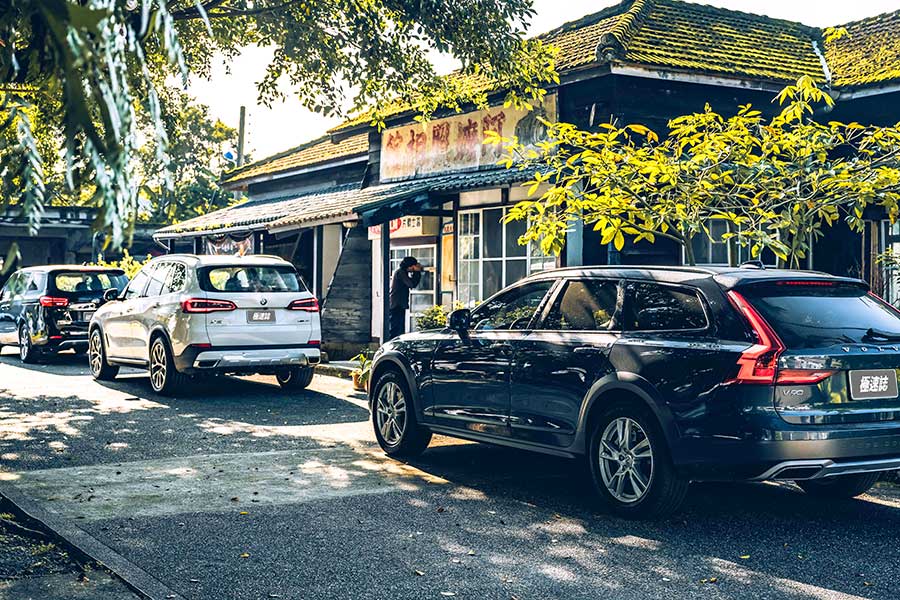 告別寒冷的冬天，現在TG開著BMW X5、Volvo V90 Cross Country和Kia Grand Carnival三輛大車帶大家走走健康行程。