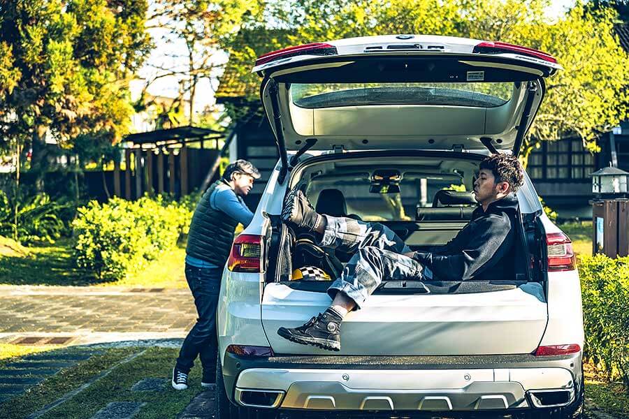 告別寒冷的冬天，現在TG開著BMW X5、Volvo V90 Cross Country和Kia Grand Carnival三輛大車帶大家走走健康行程。