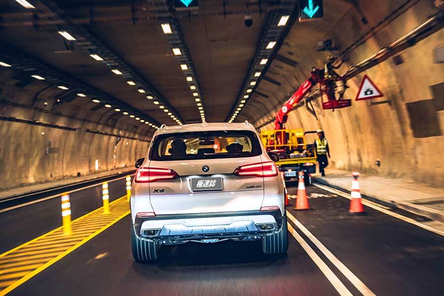 告別寒冷的冬天，現在TG開著BMW X5、Volvo V90 Cross Country和Kia Grand Carnival三輛大車帶大家走走健康行程。