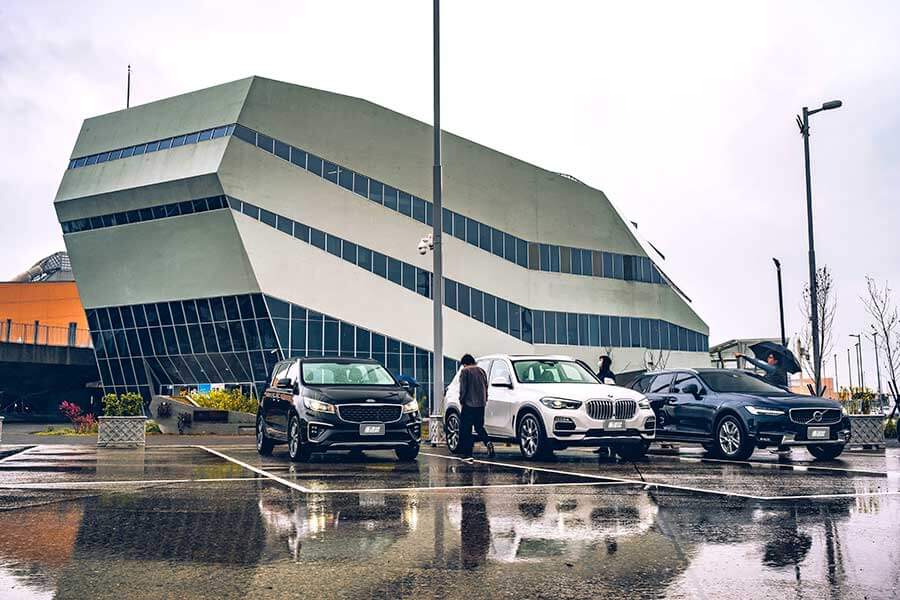 告別寒冷的冬天，現在TG開著BMW X5、Volvo V90 Cross Country和Kia Grand Carnival三輛大車帶大家走走健康行程。