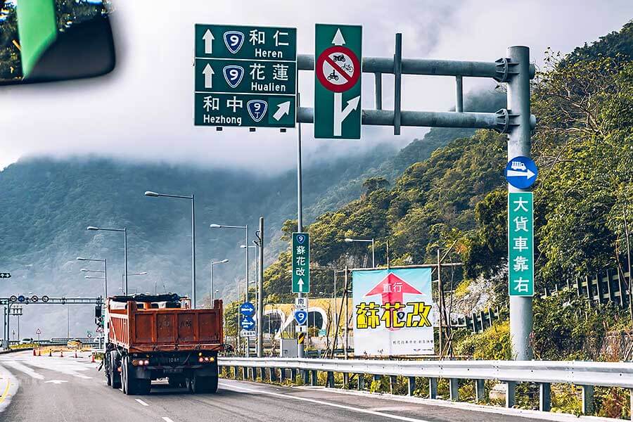 告別寒冷的冬天，現在TG開著BMW X5、Volvo V90 Cross Country和Kia Grand Carnival三輛大車帶大家走走健康行程。