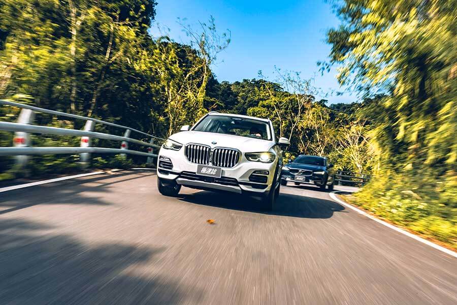 告別寒冷的冬天，現在TG開著BMW X5、Volvo V90 Cross Country和Kia Grand Carnival三輛大車帶大家走走健康行程。
