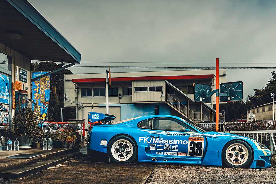 深深一鞠躬,我們在日本某個角落找到傳奇真織的安息地。