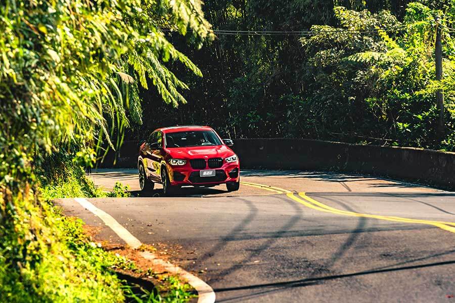 不管怎麼看，人們都會覺得它就是休旅車，但開過就知道，BMW X4 M Competition其實是腿長了點的跑房車。