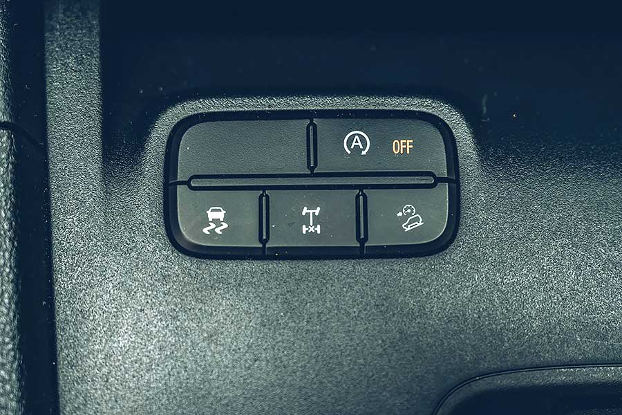 XLT-11 百萬能得一輛上山下海的工作伴侶,更別說還有型到爆表的對開門設計,可知道這在勞斯萊斯上要價多少唄。