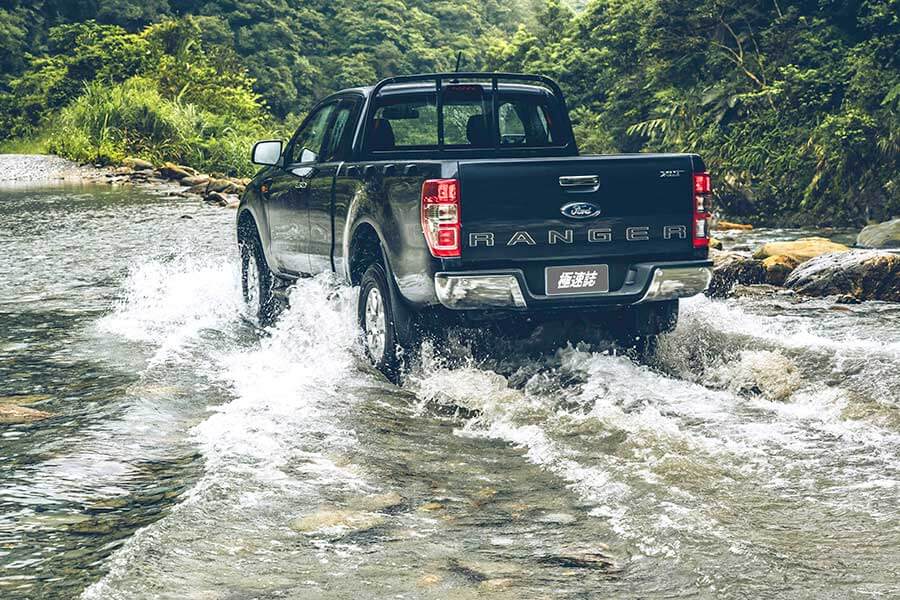 XLT-15 百萬能得一輛上山下海的工作伴侶,更別說還有型到爆表的對開門設計,可知道這在勞斯萊斯上要價多少唄。