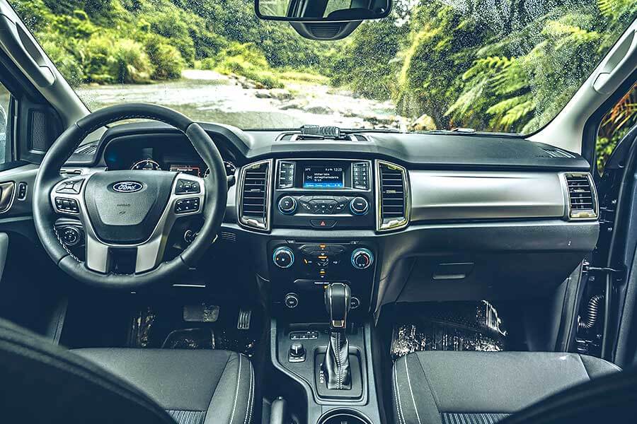 XLT-4 百萬能得一輛上山下海的工作伴侶,更別說還有型到爆表的對開門設計,可知道這在勞斯萊斯上要價多少唄。