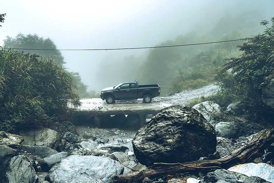 XLT-7 百萬能得一輛上山下海的工作伴侶,更別說還有型到爆表的對開門設計,可知道這在勞斯萊斯上要價多少唄。