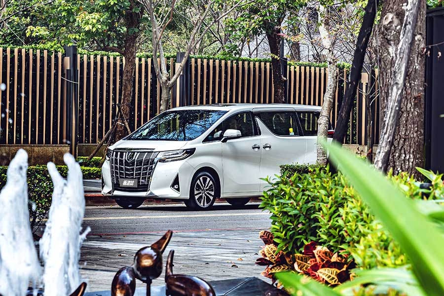 有一說，司機是老闆們最親近的部屬，那麼提供他們一個安全的工作環境Toyota Alphard也是保障自己的安全。