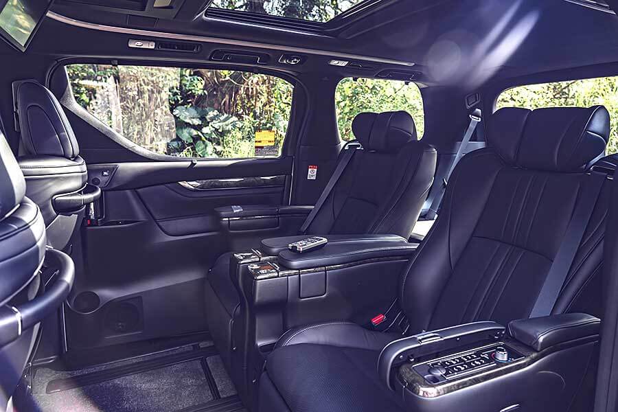 有一說，司機是老闆們最親近的部屬，那麼提供他們一個安全的工作環境Toyota Alphard也是保障自己的安全。