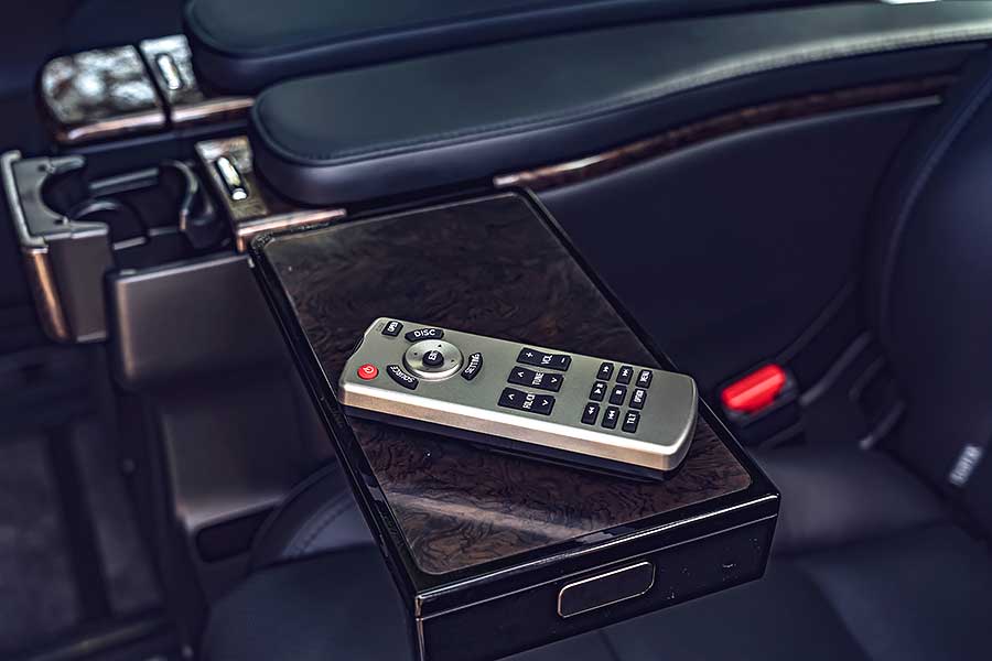 有一說，司機是老闆們最親近的部屬，那麼提供他們一個安全的工作環境Toyota Alphard也是保障自己的安全。