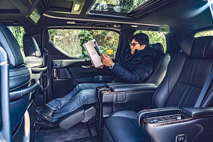 有一說，司機是老闆們最親近的部屬，那麼提供他們一個安全的工作環境Toyota Alphard也是保障自己的安全。