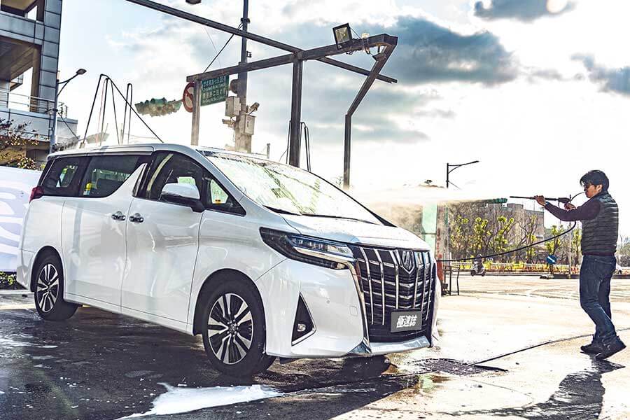 有一說，司機是老闆們最親近的部屬，那麼提供他們一個安全的工作環境Toyota Alphard也是保障自己的安全。