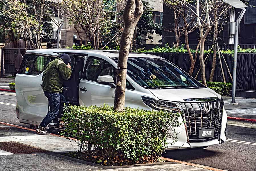 有一說，司機是老闆們最親近的部屬，那麼提供他們一個安全的工作環境Toyota Alphard也是保障自己的安全。