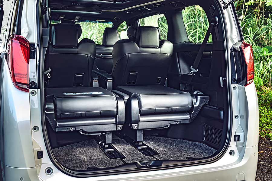 有一說，司機是老闆們最親近的部屬，那麼提供他們一個安全的工作環境Toyota Alphard也是保障自己的安全。